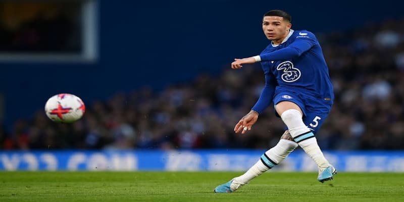 Tại sao trung vệ trẻ nhất được săn đón?